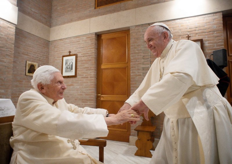 Papa Franjo odao počast 'plemenitom i ljubaznom' Benediktu XVI.