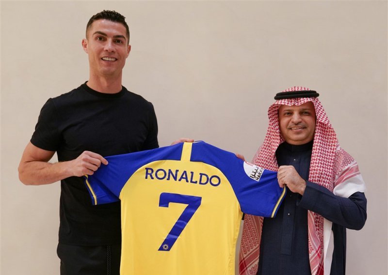 Cristiano Ronaldo potpisao je najbogatiji ugovor u povijesti nogometa; svakog će se jutra CR7 buditi bogatiji za 555.555 eura...