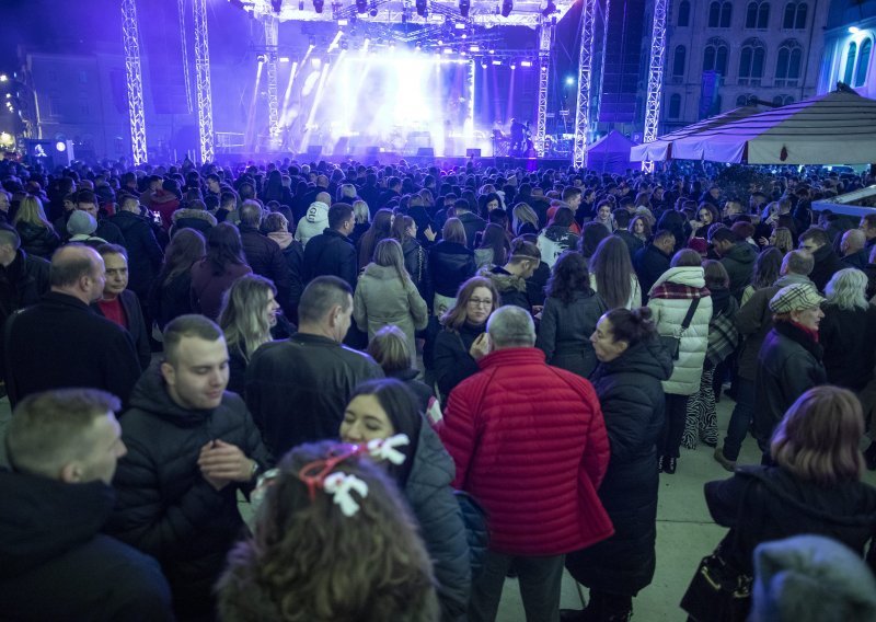 [FOTO] Hrvati pohrlili na trgove dočekati Novu godinu