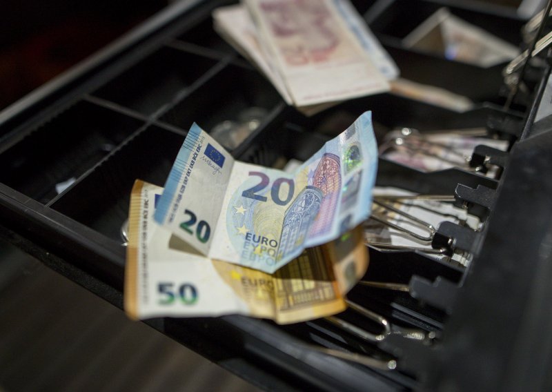 HNB objavio kad će početi mijenjati kune u eure