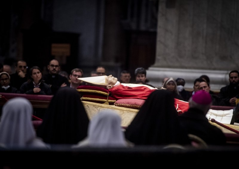 Ispunjena mu želja: Vatikan otkrio gdje će biti pokopan bivši papa Benedikt XVI.