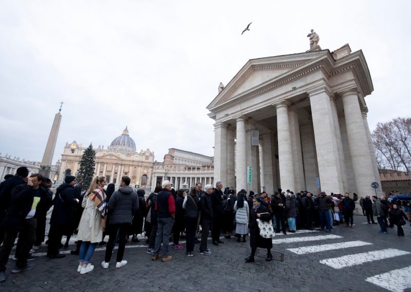 Gotovo 70 tisuća vjernika na Trgu sv. Petra odalo počast Benediktu XVI., sprovod je zakazan za četvrtak
