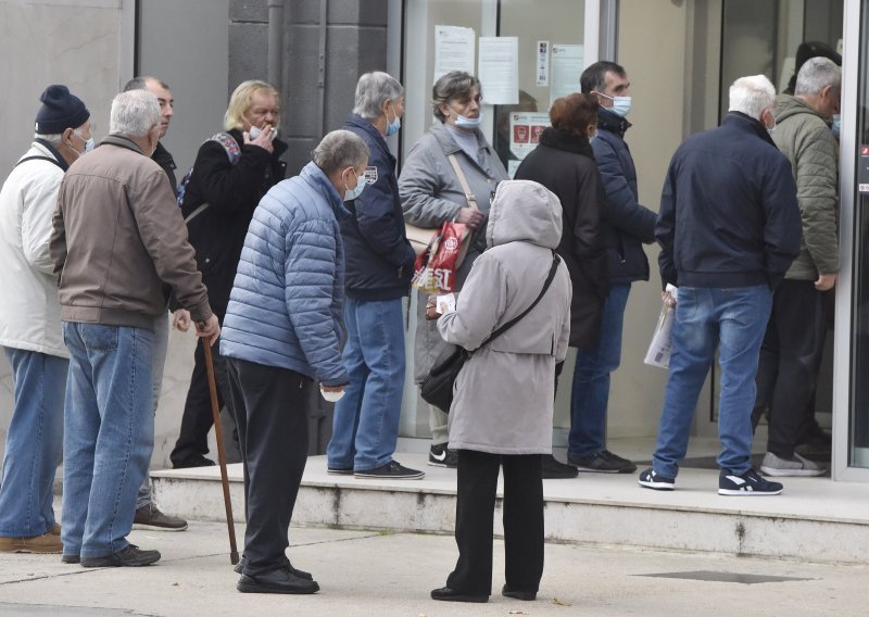 Umirovljenici pohrlili po obiteljske mirovine; otvaraju se dodatni šalteri