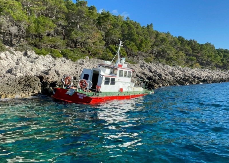 Policija pronašla nasukani brod na Korčuli; trag mu se izgubio kod Peloponeza
