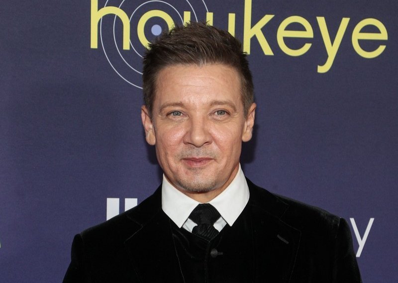 Marvelova zvijezda Jeremy Renner objavio zastrašujući bolnički selfie nakon bizarne nesreće i zahvalio pratiteljima