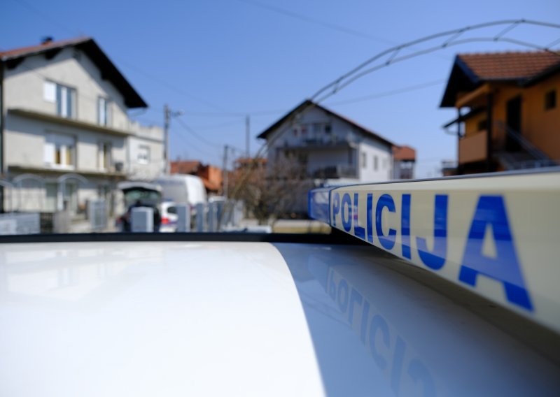 Muškarac u obiteljskoj kući kod Trogira napao dvije žene pa pucao iz pištolja u zid