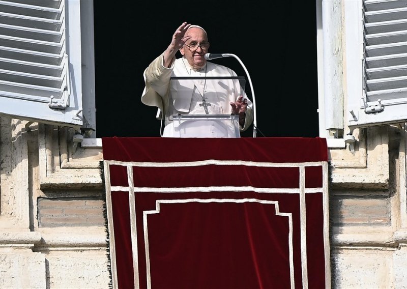 Papa Franjo pojasnio svoje izjave o homoseksualnosti: U krivu su oni koji misle da je to zločin