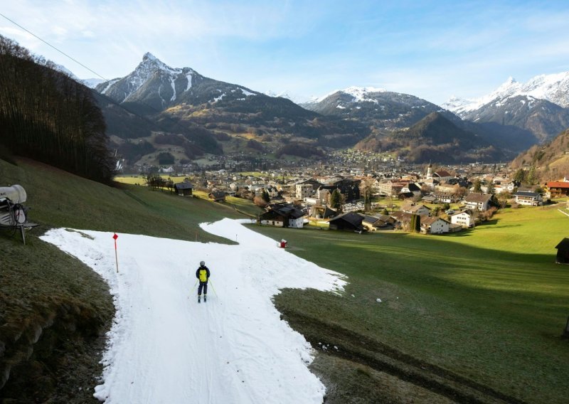 Prizori koji slamaju srce svakog skijaša: Pogledajte kako u jeku toplinskog vala izgledaju staze u Europi