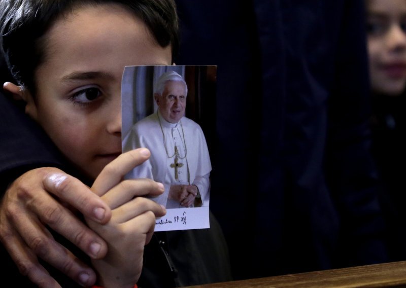 Papa Benedikt je bio pod istragom kao suučesnik u aferi seksualnog zlostavljanja