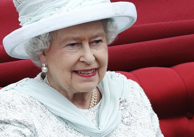 Sun objavio snimku kraljice pozdravlja nacističkim pozdravom