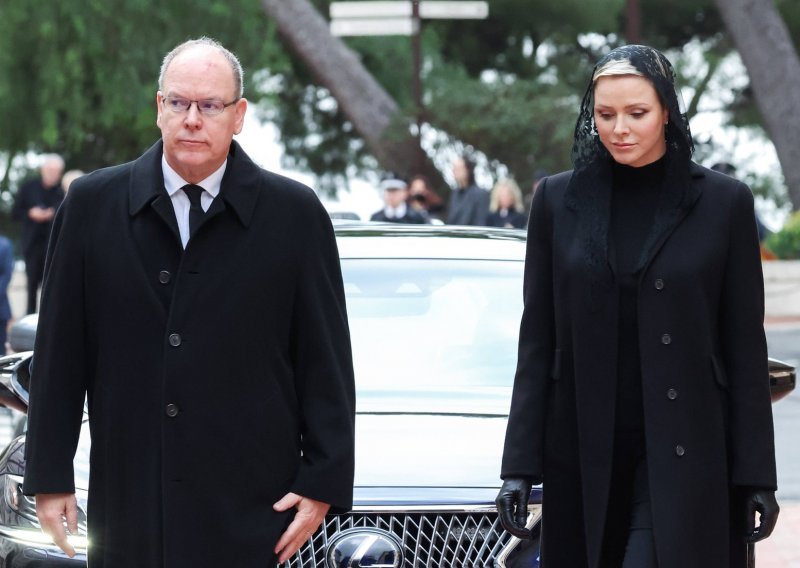 [FOTO] Tuga se ponovno vratila na njihova lica: Princeza Charlene i princ Albert stigli na pogreb nadbiskupa koji ih je vjenčao