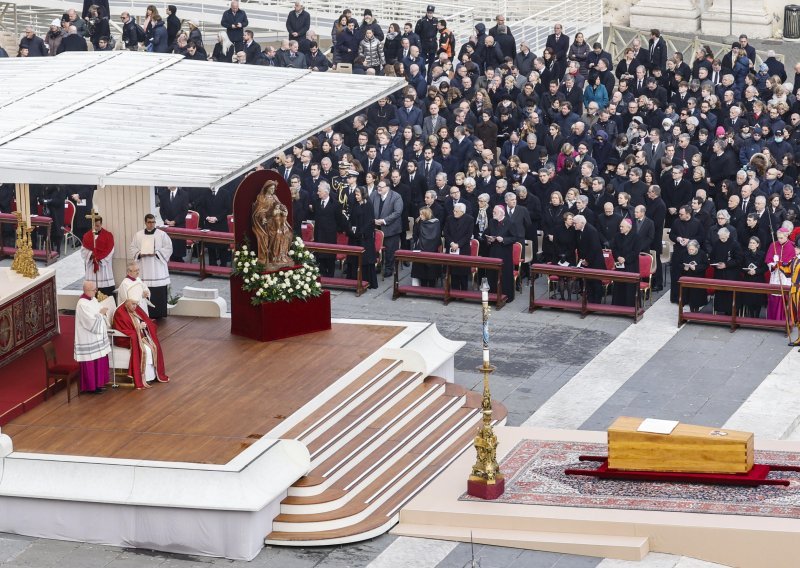 Benedikt XVI. pokopan u bazilici sv. Petra, u grobnicu Ivana Pavla II.