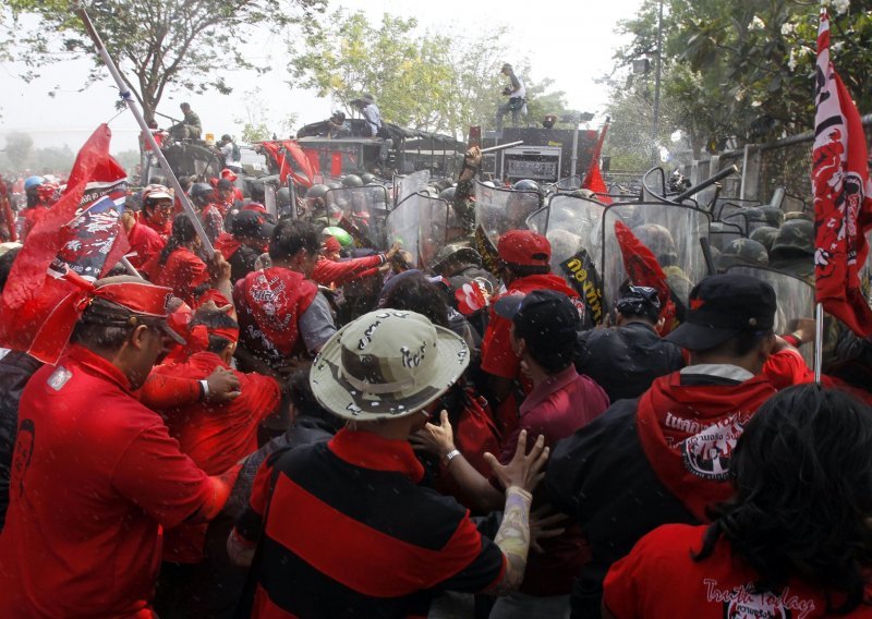 'Crvene košulje' se povlače zbog prijetnje vojskom