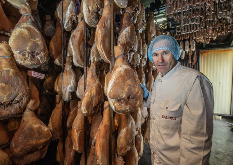 Dok pola Dalmacije čeka spasonosnu buru, zavirili smo u dugopoljsko carstvo elitne suhomesnate delicije i otkrili tajnu svih tajni: Kako spriječiti propadanje pršuta u toploj zimi