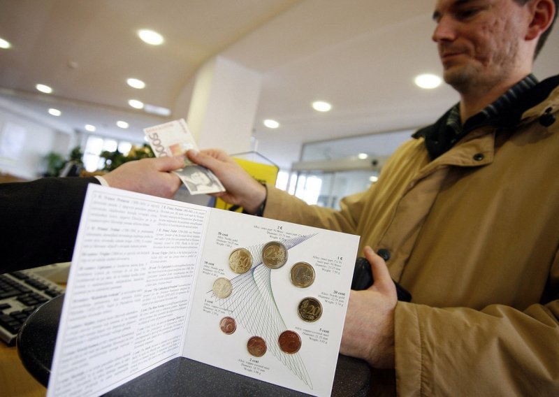 Kako je Slovenija riješila problem poskupljenja nakon uvođenja eura? Godišnji nadzor cijena i objava crnih lista