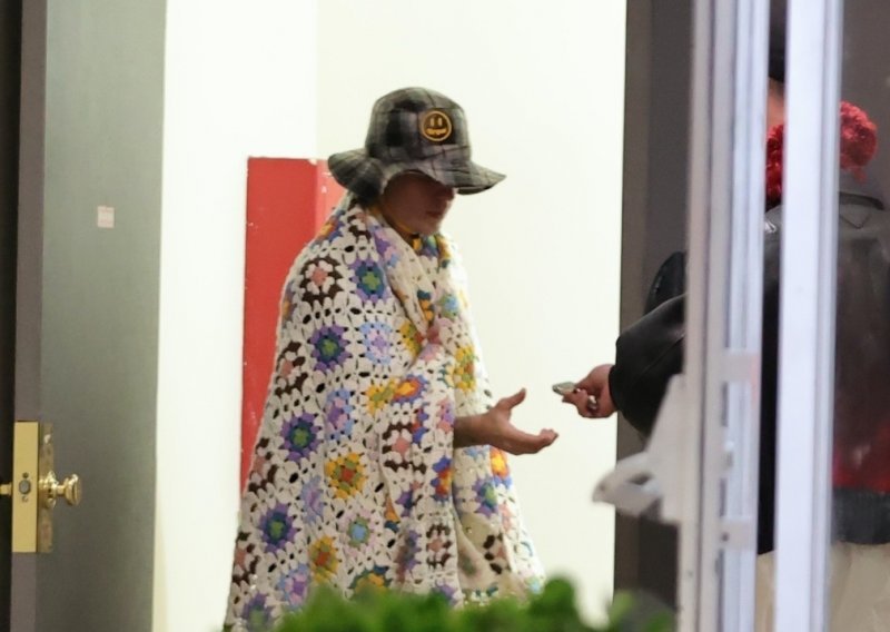 Justin Bieber nosi neobičan modni dodatak: 'Isfurao' je dekicu kakvu su imale vaše bake