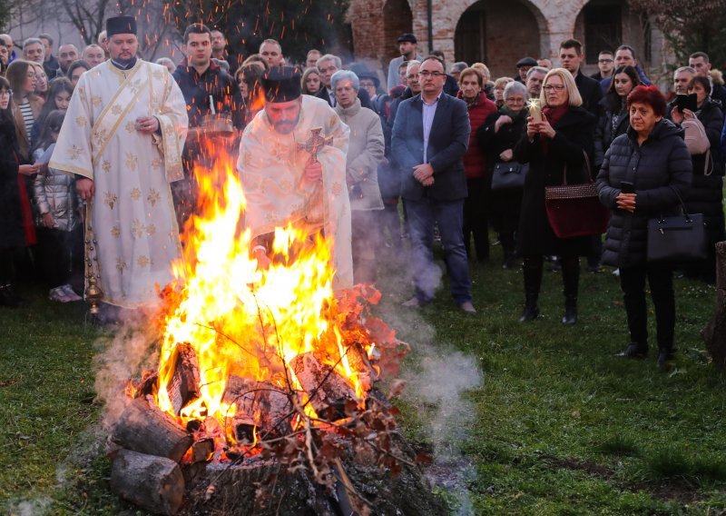 Vjernici u Crnoj Gori tradicionalno podijeljeni uoči Božića, svaki pale svoj Badnjak, a čak ih nije razdvajala policija