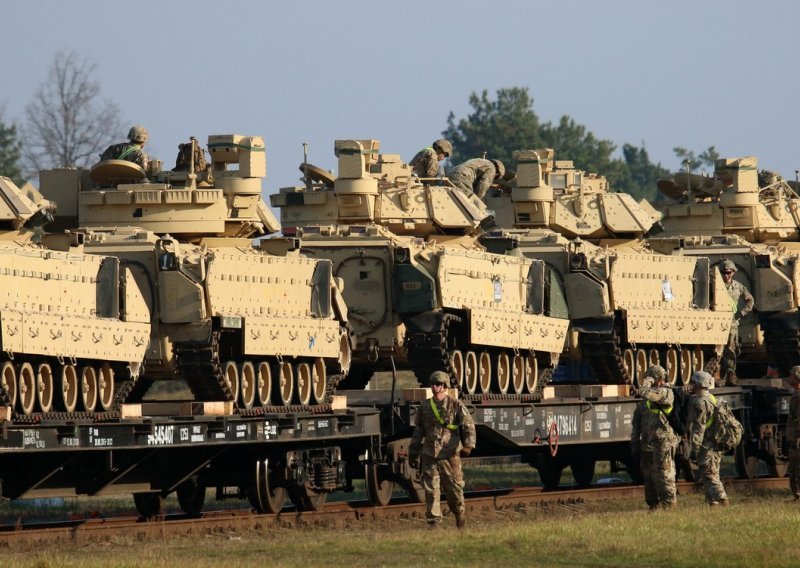 SAD u Ukrajinu šalje novu pomoć od 3,6 milijardi dolara. Na front stupaju 'ubojice tenkova' Bradley