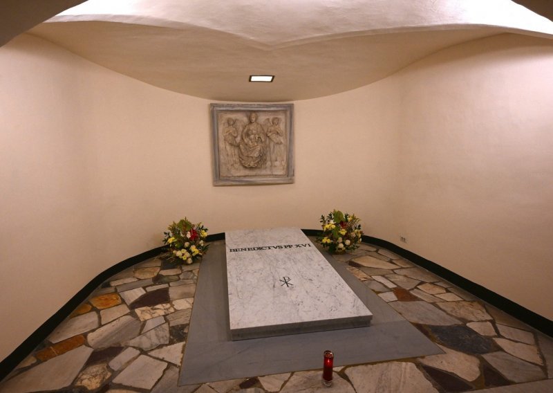 Vatikan otvorio za javnost grobnicu Benedikta XVI.