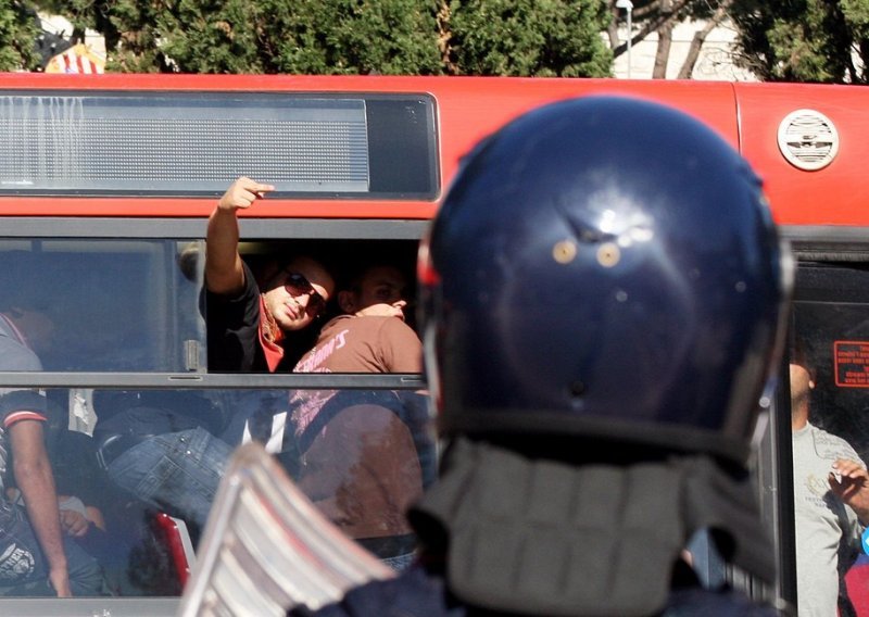 [VIDEO] Krvavi sukob navijača Rome i Napolija, ima i probodenih. Koriste se palice i baklje...