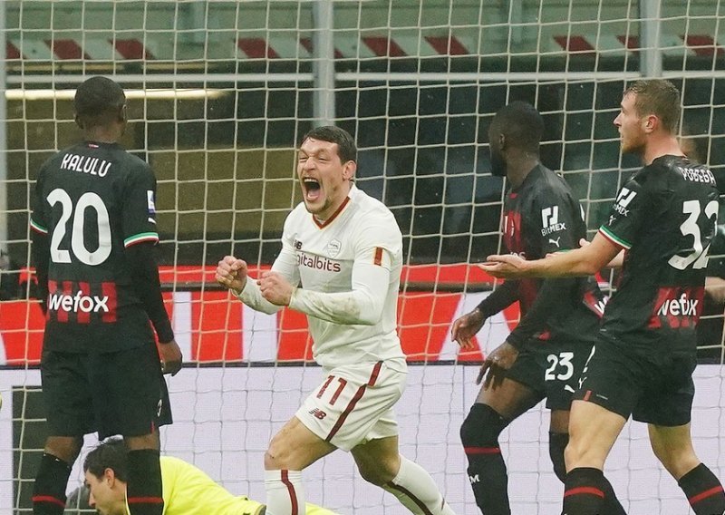 [FOTO] Milan u derbiju u završnih sedam minuta prokockao dva gola prednosti protiv Rome i razveselio navijače Napolija