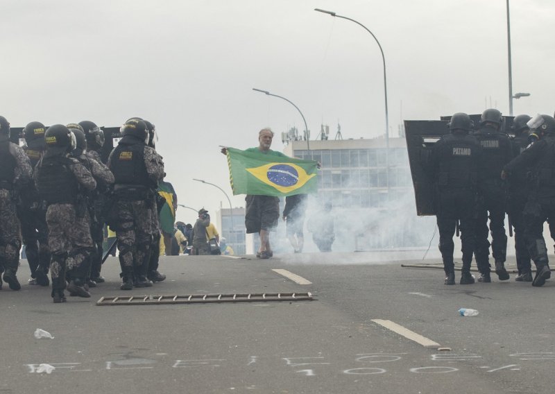 [FOTO/VIDEO] Bolsonarovi pristaše u divljem pohodu opustošili predsjedničku palaču, Kongres i Vrhovni sud: 'To su vandali i fanatični fašisti!'