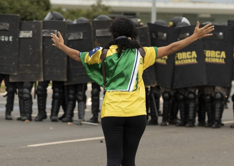 Njegovi pristaše demolirali predsjedničku palaču, Kongres i Vrhovni sud, a Bolsonaro uživa na Floridi. Što će učiniti SAD?