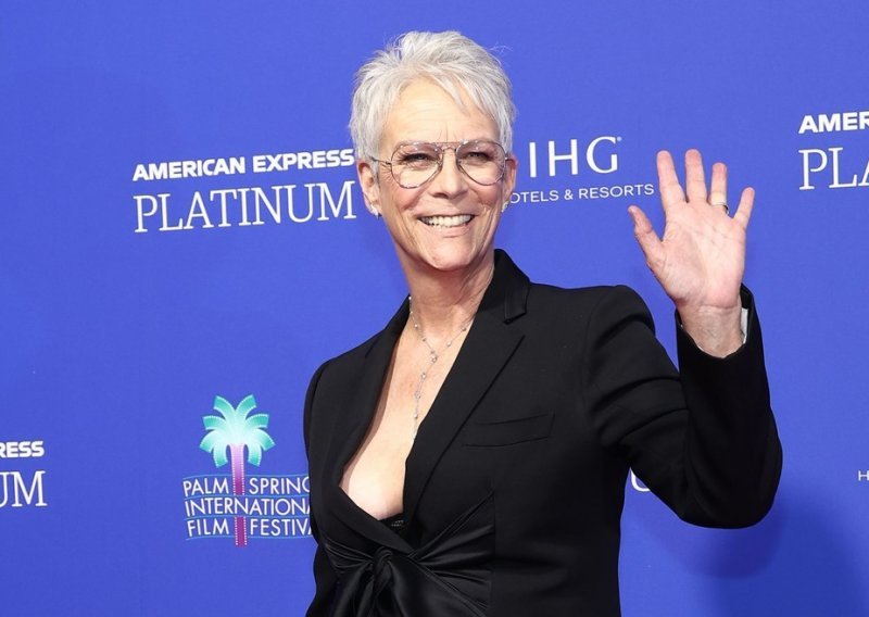 Svi bruje o vrtoglavom dekolteu: Sjedokosa Jamie Lee Curtis i u sedmom desetljeću izgleda fantastično