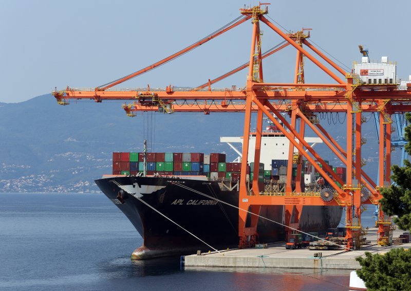 Izvoz u jedanaest mjeseci porastao 32,1 posto, uvoz 48,5 posto