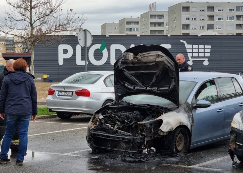 Na parkiralištu šoping centra u Zagrebu zapalio se automobil