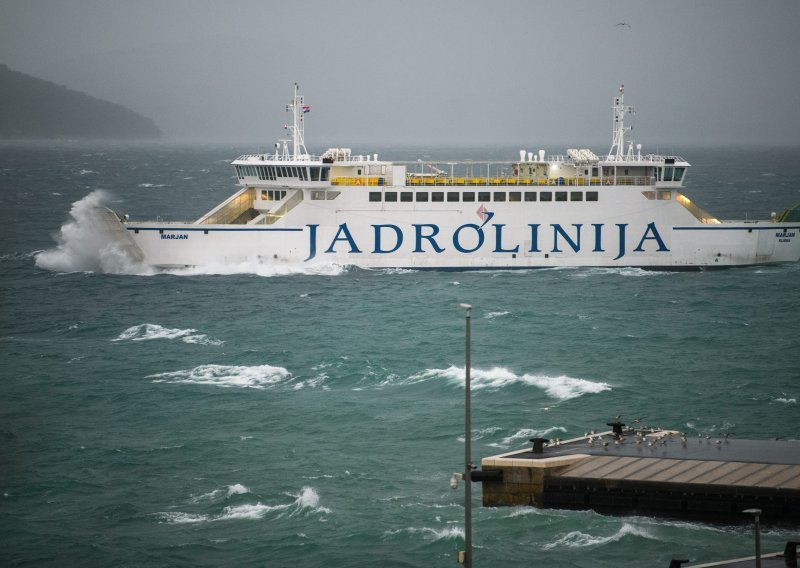 [FOTO] U prekidu sve katamaranske linije i jedna trajektna