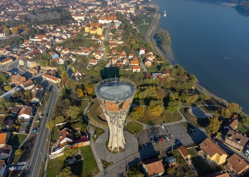 Na pravoslavnom groblju u Vukovaru porušeno deset nadgrobnih spomen ploča