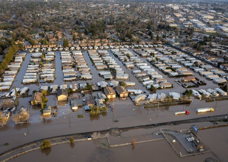 Oluje u Kaliforniji usmrtile 17 ljudi, nestalo dijete od 5 godina