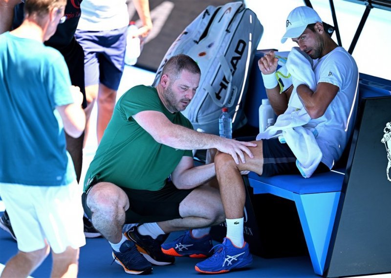 Drama uoči Australian Opena; Novak Đoković je zbog ozljede koljena morao prekinuti meč pa brzo napustio teren