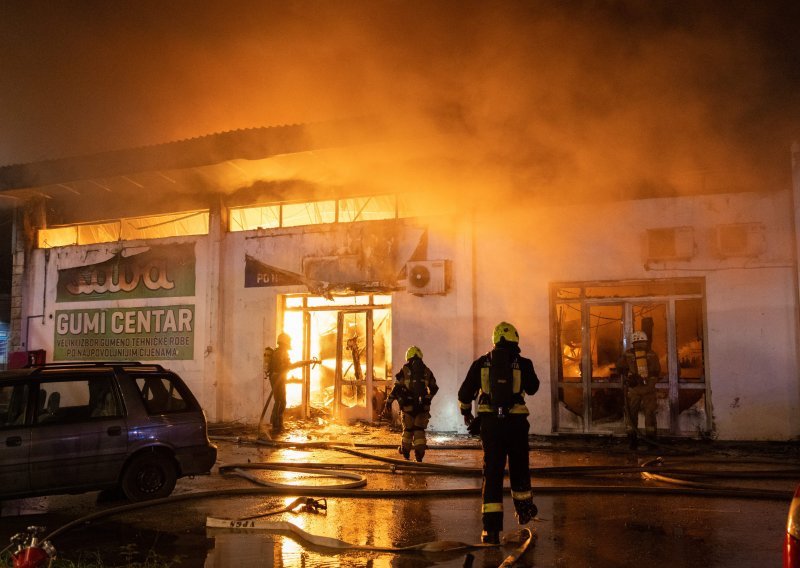 [VIDEO/FOTO] Lokaliziran požar u Splitu, gorjelo skladište automobilskih guma