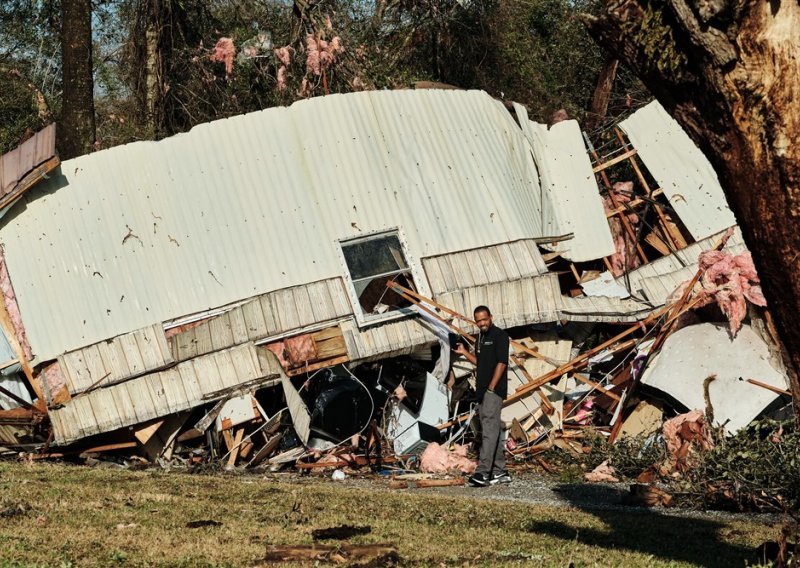 Najmanje šest poginulih u tornadu i oluji u središnjoj Alabami