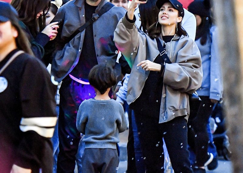 [FOTO] Jessica Alba blistala od sreće na proslavi rođendana preslatkog sinčića u Disneylandu