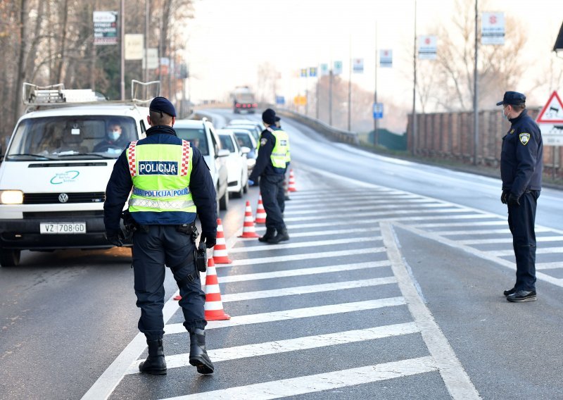 Vozio bez dozvole u suprotnom smjeru, bježao i udario u policijsko vozilo