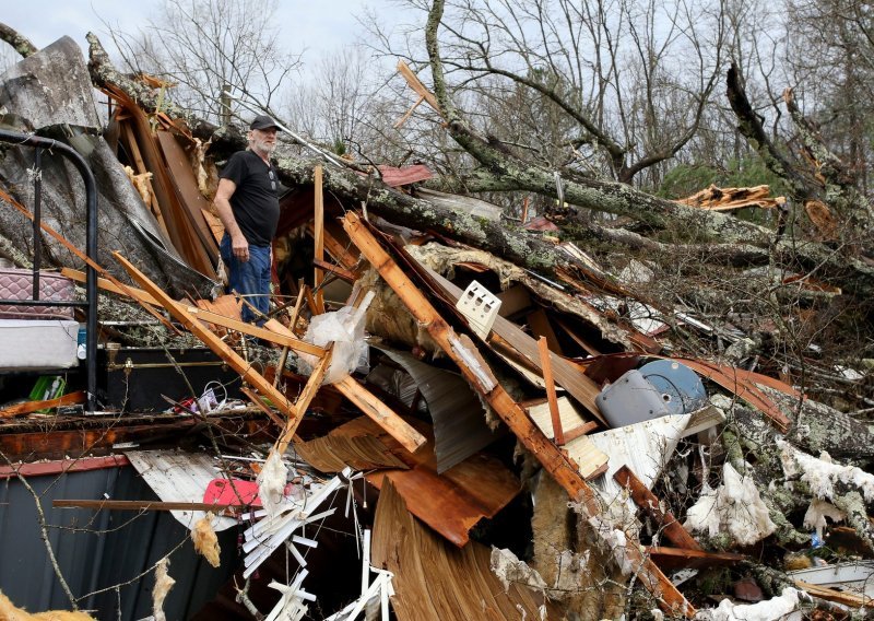 Najmanje osmero žrtava niza tornada u SAD-u: 'Pronalazimo još mrtvih'