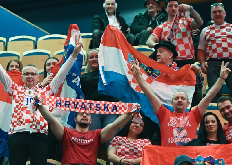 [VIDEO/FOTO] Pogledajte kakav su vatreni doček navijači priredili hrvatskim rukometašima uoči utakmice s Egiptom