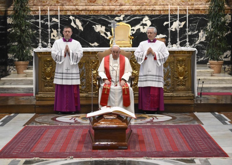 U Vatikanu pokopan kardinal za kojeg je Australija odbila održati javnu komemoraciju. Papa Franjo stigao na posljednjih nekoliko minuta obreda