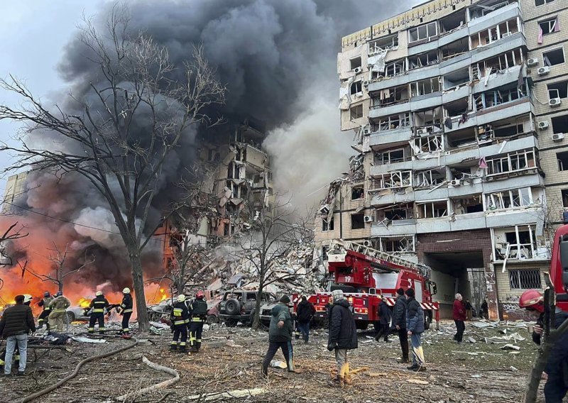 Pet ljudi je poginulo, a dvadesetak ranjeno nakon što su Rusi pogodili stambenu zgradu u Dnjepru