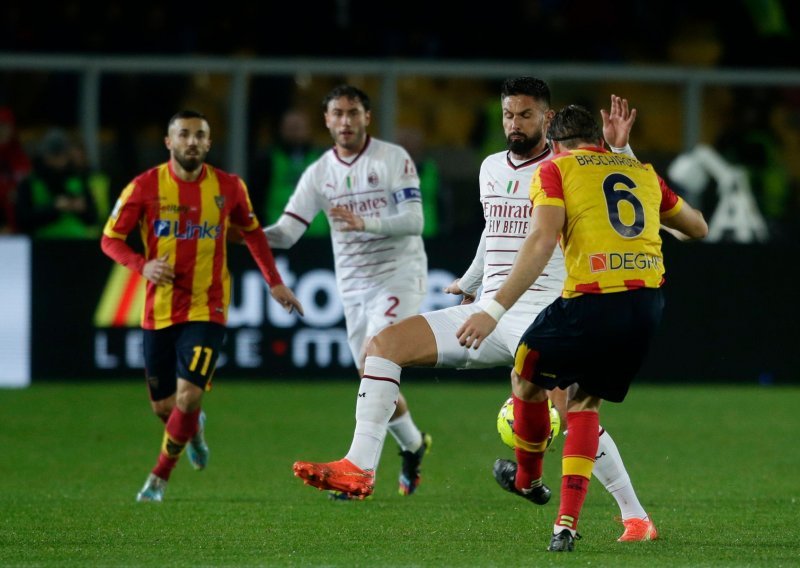 [FOTO] Milan gubio 2:0, ali se ipak spasio poraza kod Leccea; zaostatak za vodećim Napolijem je ogroman