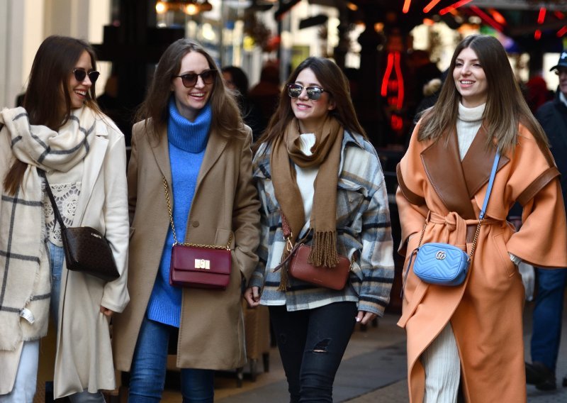 [FOTO] Kaputi, bunde, čizme: Trendi zimske modne kombinacije ove subote preplavile su grad