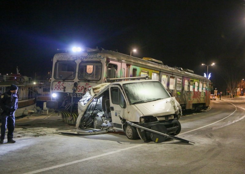 [FOTO] Drama na pulskoj rivi: Putnički vlak prošao kroz kolodvor, naletio na kombi i vukao ga do kapetanije