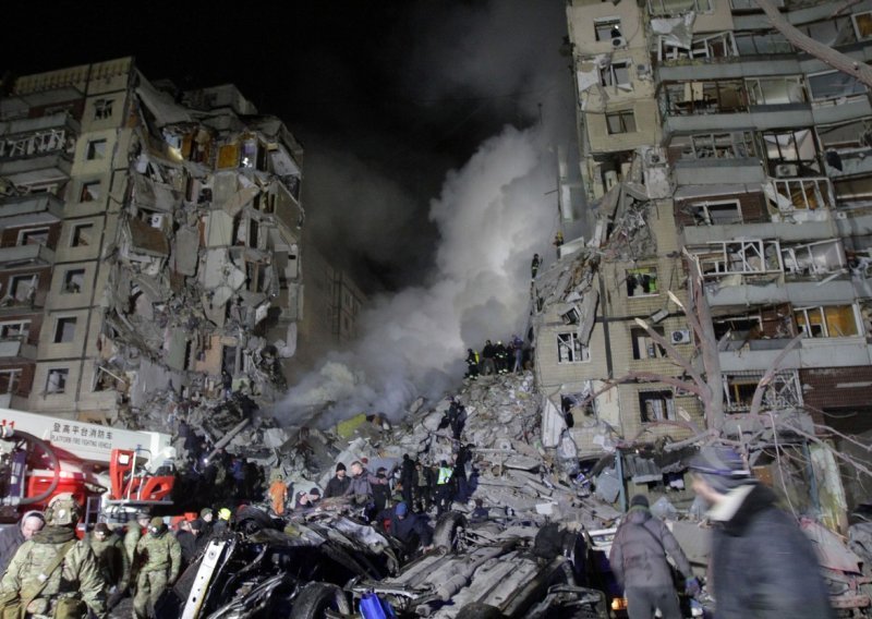 [FOTO] Rusi raketom razorili stambenu zgradu u Dnjepru, broj poginulih raste
