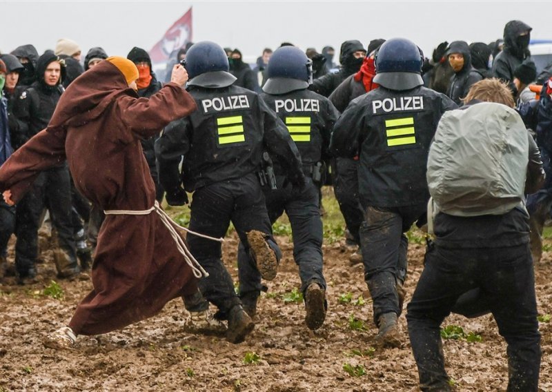 [VIDEO] Bizarni prizori iz Njemačke: Policija rastjerivala Gretu Thunberg i društvo pa zapela u blatu