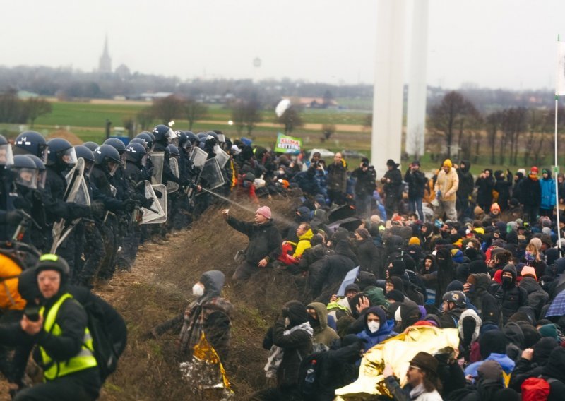 [FOTO] Žestoki sukobi policije i ekoloških aktivista u rudarskom selu u Njemačkoj: Ozlijeđeno 70 policajaca, pokrenuto 150 kaznenih istraga