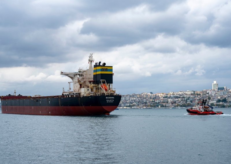 Nasukao se teretni brod na putu iz Ukrajine: Oko 13.000 tona graška zaglavljeno je na azijskoj strani Bospora