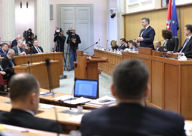 [VIDEO] Žestok aktualac: Plenković prozivao zastupnike zbog glasanja o obuci ukrajinskih vojnika, oni ga rešetali o euru i poskupljenjima